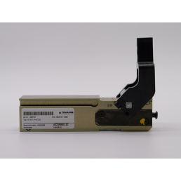 Zacisk pneumatyczny marki TUNKERS. Model zacisku K 16.1 A18 T03 o kącie otwarcia 105 stopni. Zacisk z obudową zamkniętą.