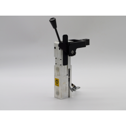 Zacisk pneumatyczny marki TUNKERS. Model zacisku K 25.1 ZL A18 T23. Zacisk kompaktowy z dźwignią kolanową.