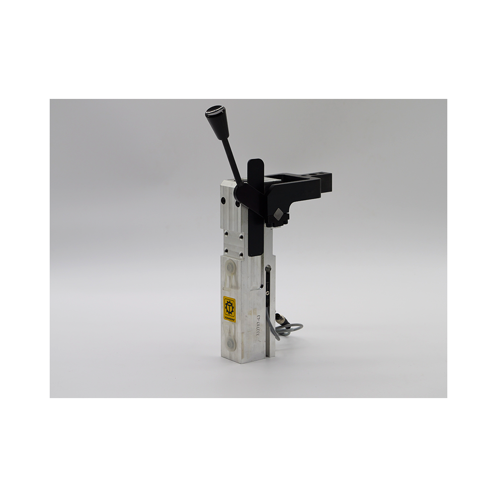 Zacisk pneumatyczny marki TUNKERS. Model zacisku K 25.1 ZL A18 T23. Zacisk kompaktowy z dźwignią kolanową.